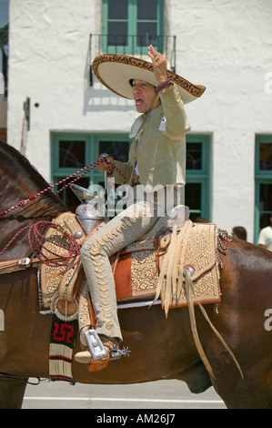 Lo spagnolo cowboy a cavallo durante il giorno di apertura parade down Street Santa Barbara CA vecchi giorni spagnolo Fiesta 3 Agosto 7 2006 Foto Stock