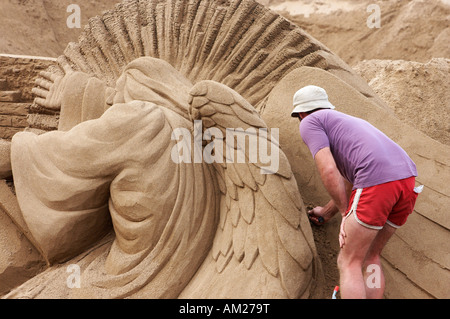 Scultore di sabbia lavorando sulla scena della natività, spiaggia Las Canteras, Gran Canaria, Isole canarie, Spagna, Europa Foto Stock