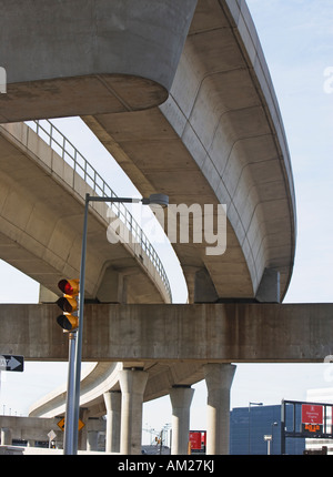 Autostrada, cavalcavia, traffico, luci, insegne, curva, Su, Su, overhead, sottopassaggio, cavalcavia, viaggi, trasporti, traffico di automobili Foto Stock