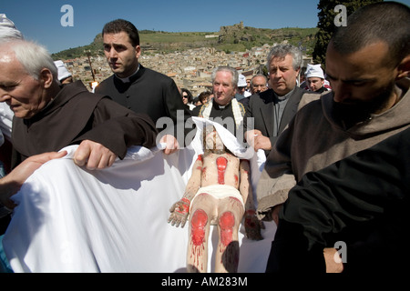 La statua di Gesù è portato in un foglio bianco durante la processione del venerdì santo, Corleone, Sicilia, Italia Foto Stock