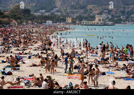 Affollata spiaggia di Mondello Palermo Sicilia Italia Foto Stock