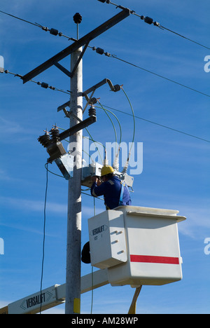 dh Hydro Electric ELECTRICITY UK Workman lavorando su linee elettriche a poli di alimentazione elettrica rete scozzese cavo di alimentazione collegare energia utility lavoratore Foto Stock