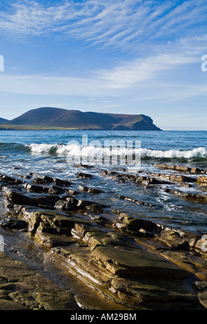 dh Atlantic Ocean Coast WARBETH BEACH ORKNEY Scozia baia e colline delle isole Hoy mare onde uk Rocky shore onda Foto Stock