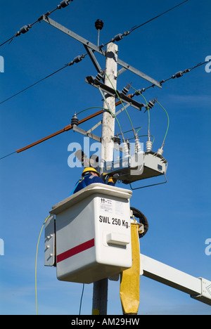 dh Hydro Electric ELETTRICITa' UK lavorando su linee elettriche a poli di rete elettrica Orkney National Grid Worker Energy Workman Foto Stock