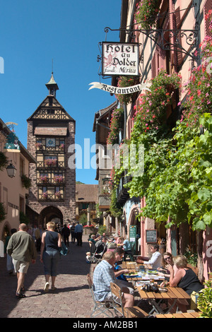 Ristorante nel centro storico, Riquewihr, Alsazia, Francia Foto Stock