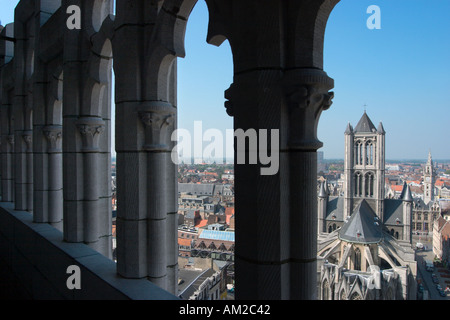 Vista sulla chiesa di St Nicholas dalla torre campanaria (Belfort), Gent, Belgio Foto Stock