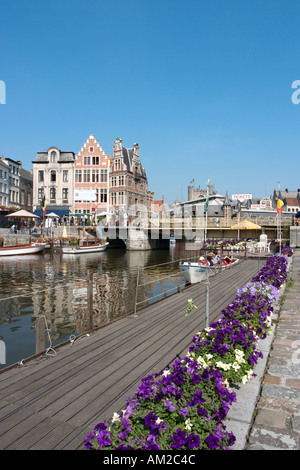 Gite in barca a Graslei guardando attraverso di Korenlei nel centro città di Gand, Belgio Foto Stock