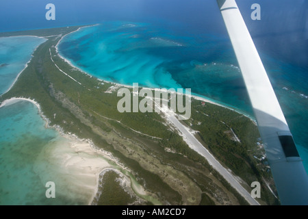 Antenna colpo di aerodromo su grande balena Cay, Berry, Isole Bahamas, dei Caraibi Foto Stock