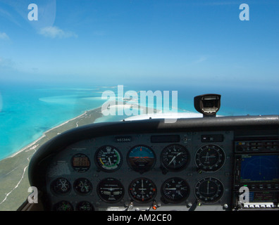 Quadro della strumentazione di un Cessna 172SP e un'antenna colpo di Norman's Cay, Exumas settentrionale, Bahamas, dei Caraibi Foto Stock