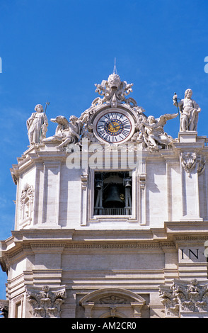 La Basilica di San Pietro la torre dell orologio, Piazza San Pietro e Piazza San Pietro, Roma, Italia Foto Stock