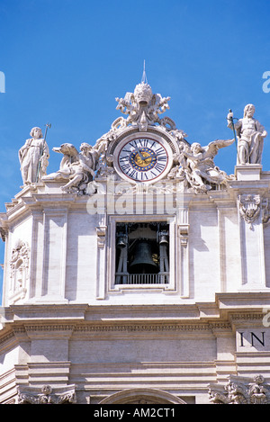 La Basilica di San Pietro la torre dell orologio, Piazza San Pietro e Piazza San Pietro, Roma, Italia Foto Stock