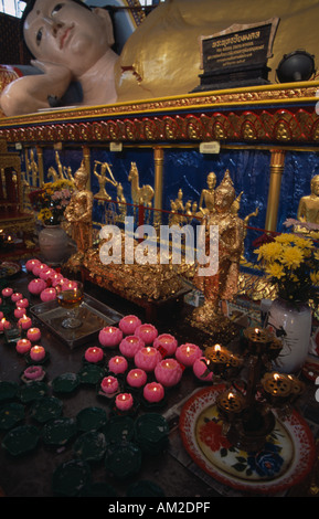 MALAYSIA Penang Georgetown Wat Buppharam o Chayamangkalaram Sleeping Tempio del Buddha di figura distesa e lotus candele sagomato Foto Stock