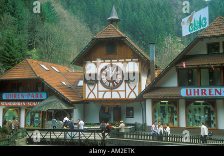 Uno dei più grandi orologi a cucù in tutto il mondo può essere visto vicino la città di Triberg nella Foresta Nera in Germania Foto Stock