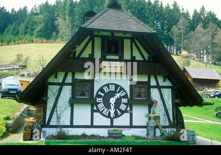 Uno dei più grandi orologi a cucù in tutto il mondo può essere visto vicino la città di Triberg nella Foresta Nera in Germania Foto Stock