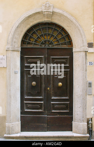 Grande porta di legno Toscana Italia Foto Stock