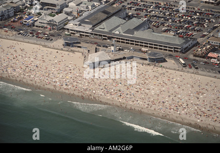 La folla convergono su Hampton Beach New Hampshire durante la stagione di punta in estate vista aerea Foto Stock