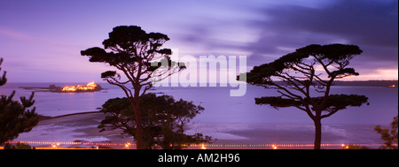 Isole del Canale della Manica Jersey Castello di Elizabeth St Aubins Bay St Helier al crepuscolo Foto Stock