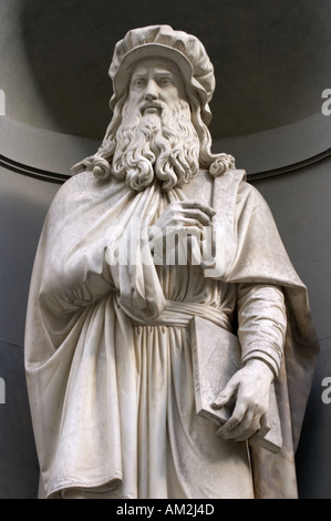 Statua di Leonardo da Vinci presso la Galleria degli Uffizi a Firenze Italia Foto Stock