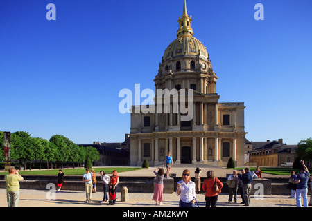 Francia, Parigi, i turisti di fronte a Les Invalides Foto Stock