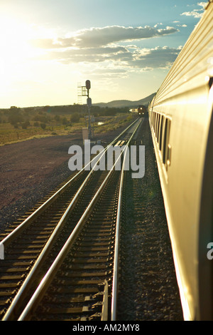 Treni passeggeri che viaggiano nell'Arizona sunset Foto Stock