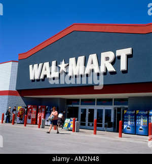 Gli amanti dello shopping al di fuori di un Walmart store. KATHY DEWITT Foto Stock