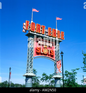 Fort Erie Racetrack and Slots Gambling Casino firmare all'entrata Fort Erie, Ontario Canada KATHY DEWITT Foto Stock