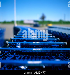 Una fila di mosse di blu di incastro Walmart carrelli carrelli trollies nel parcheggio al di fuori del negozio. KATHY DEWITT Foto Stock