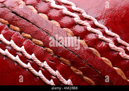 Immagine ravvicinata di un rosso sfera di cricket Foto Stock