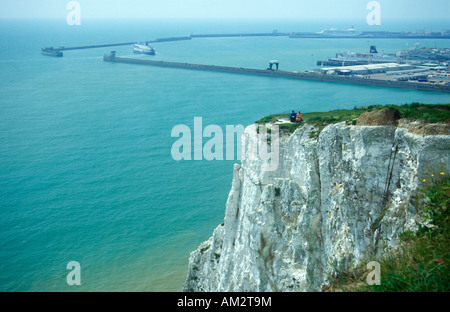 Bianche Scogliere e Eastern Docks di Dover nel sud dell'Inghilterra Foto Stock