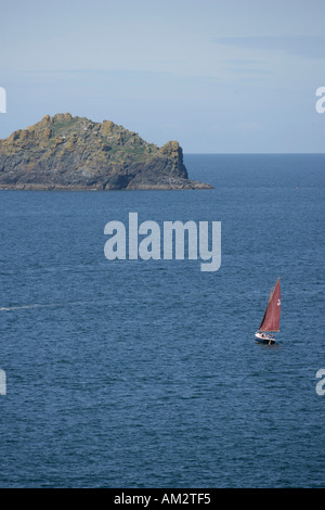 Un cornish crabbber vele al di fuori della baia di Damar Cornwall a Ferragosto Foto Stock