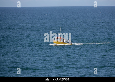 Barca da pesca di viaggio off Damar Bay Cornwall a Ferragosto Foto Stock