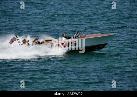 Barca veloce in Damar Bay Cornwall a Ferragosto Foto Stock