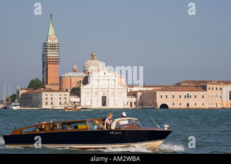 Taxi d'acqua sul canale di San Marco velocità passato chiesa di San Giorgio Maggiore a Venezia Italia Foto Stock