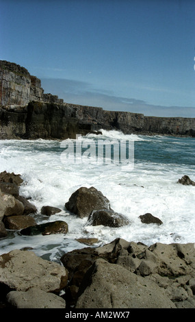 Mare mosso vicino a St Govan s in testa il Pembrokeshire Parco Nazionale di Pembrokeshire Foto Stock