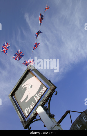 Oriente Prawle Devon UK Suini naso Inn pub segno con bunting Foto Stock