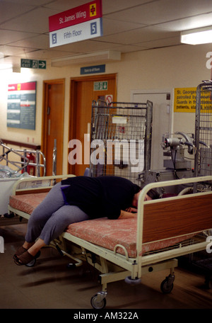 Paziente che giace dimenticata nel corridoio dell'ospedale. Foto Stock