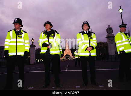 I funzionari di polizia al di fuori Buckingham Palace durante la manifestazione contro la visita del Presidente Bush. Foto Stock