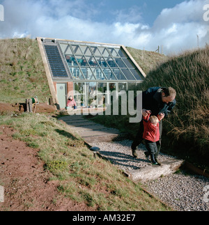 Helen Reddy e marito Phil e figlio Tom a casa loro altezze in Cumbria che è sotterraneo costruito sul pendio di una collina Foto Stock