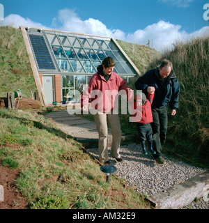 Helen Reddy e marito Phil e figlio Tom a casa loro altezze in Cumbria che è sotterraneo costruito sul pendio di una collina Foto Stock