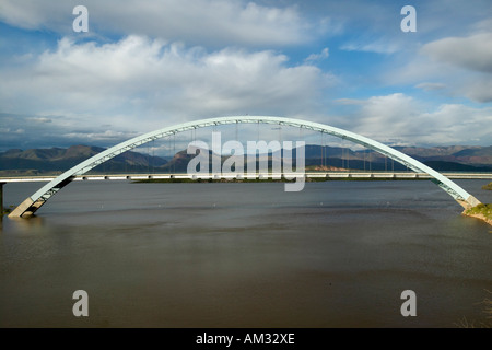 Un ponte ad arcate su Theodore Roosevelt Lago Vicino alla diga di Roosevelt nel punto di intersezione tra 88 e 188 ad ovest di Phoenix AZ Foto Stock