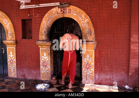 Un uomo indù esercita le sue devozioni presso il Tempio di Sri Manguesh Ponda vicino a Goa nel sud dell'India Foto Stock