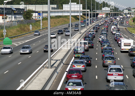 Il traffico pesante di inceppamento sulla A69 autostrada / autostrada direzione sud durante un agosto festivo, Talence, Bordeaux, Francia. Foto Stock