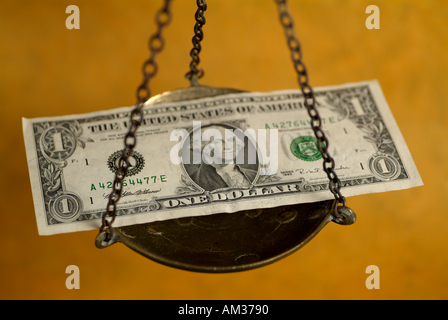 Scala la pesatura di un US Dollaro banconota Foto Stock