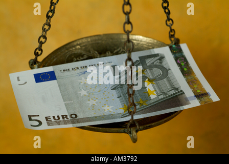 Scala con un peso di cinque euro banconota Foto Stock