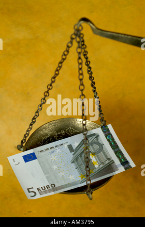 Scala con un peso di cinque euro banconota Foto Stock