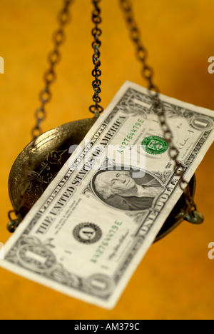 Scala la pesatura di un US Dollaro banconota Foto Stock