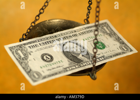 Scala la pesatura di un US Dollaro banconota Foto Stock