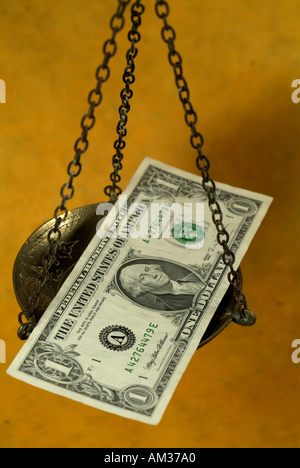 Scala la pesatura di un US Dollaro banconota Foto Stock