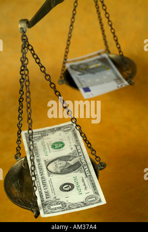 Scala con un peso di cinque euro con noi un dollaro banconote Foto Stock