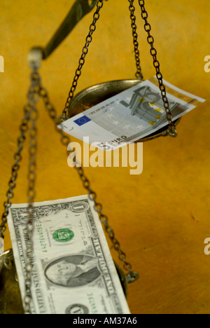 Scala con un peso di cinque euro con noi un dollaro banconote Foto Stock